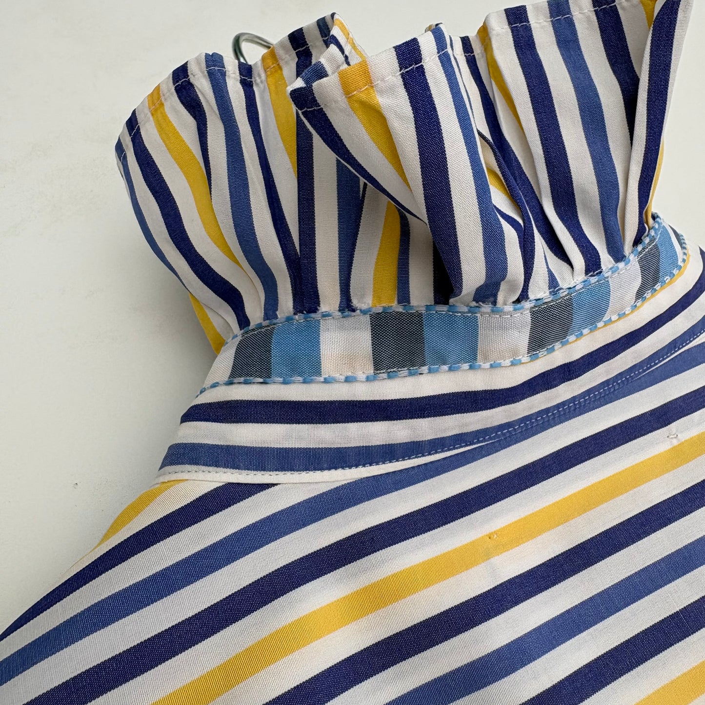 Sbarazzina a righe giallo e blu