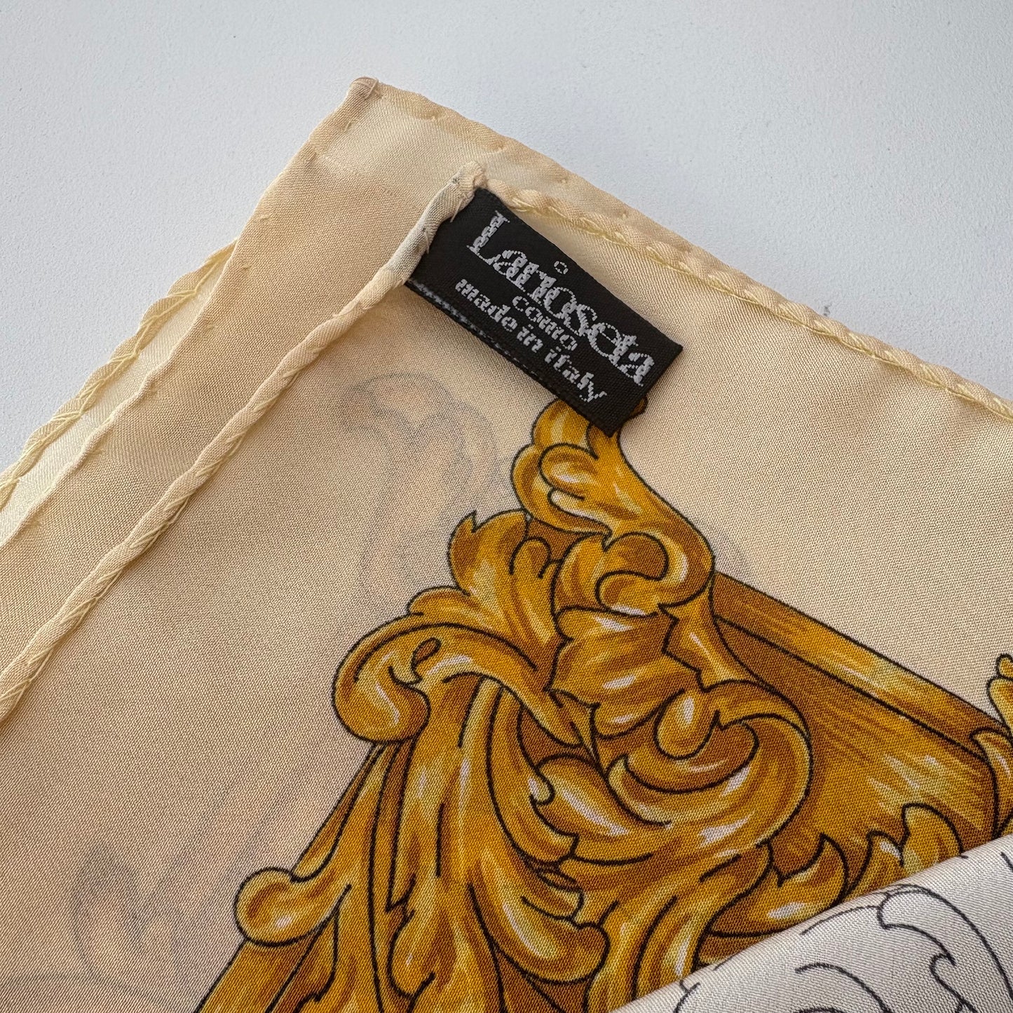 Moschino foulard- Pace Amore e Fantasia