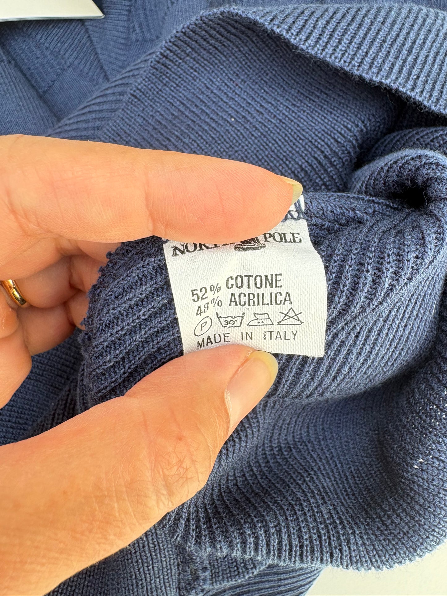 Pull scollo a V blu
